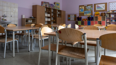 Na zdjęciu: pusta klasa, widać ławki i krzesła, regały na ksiażki