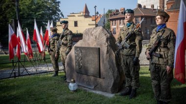 Na zdjęciu: żołnierze pełnią wartę przy obelisku w dzień Polskiego Państwa Podziemnego 