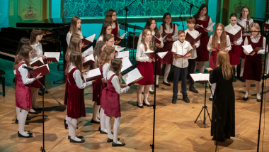 Na zdjęciu: dziewczynki śpiewają w chórze