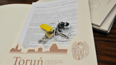 Na zdjęciu: klucze do mieszkania leżą na dokumentach