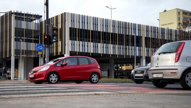 Budynek parkingu na Rubinkowie_z przodu czerwone auto