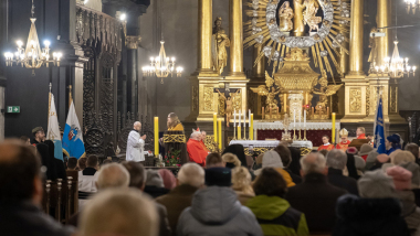 Na zdjęciu: ludzie w kościele, widać złoty ołtarz