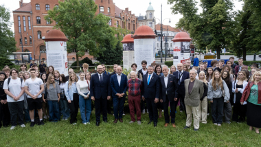Grupowe zdjęcie uczestników na placu 4 czerwca w Toruniu, fot. Wojtek Szabelski