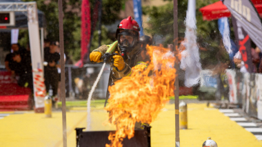 Strażak w masce podczas wykonywania zadania z gaszeniem ogniem