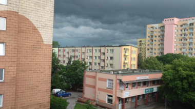 Na zdjęciu widać ciemne burzowe niebo ponad budynkami