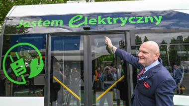 Na zdjęciu prezydent Torunia Michał Zaleski wskazuje na napis na autobusie - Jestem elektryczny