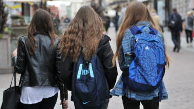 Na zdjęciu: trzy dziewczęta idą z plecakami