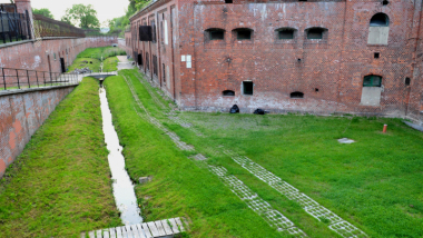 Na zdjęciu widać fort IV i okalającą go fosę, w której rośnie trawa