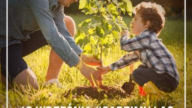 Plakat zapraszający do udziału w akcji sadzenia drzew - tata z synem sadzą wspólnie drzewko