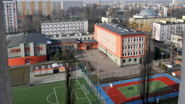 Na zdjęciu: widok z góry na budynek Szkoły Podstawowej nr 10 i znajdujące się obok boisko