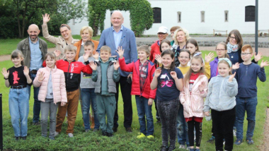 Na zdjęciu: prezydent Michał Zaleski wraz dziećmi i wychowawcami machają po skończonym sadzeniu kwiatów