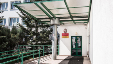 Na zdjęciu: wejście do budynku Powiatowego Urzędu Pracy dla Miasta Torunia