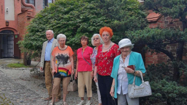 Seniorzy podczas wycieczki do Kamienicy Pod Gwiazdą, fot. Marzena Sobiecka von Brandt