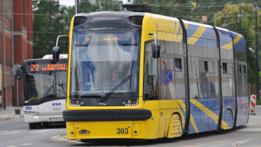 Na zdjęciu: tramwaj miejski w żółto-niebieskich barwach