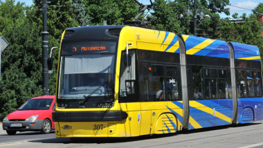 Na zdjęciu: żółto-niebieski tramwaj