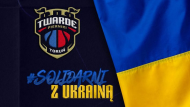 Na zdj: po prawej stronie flaga Ukrainy, po lewej logotyp Twarde Pierniki i na dole napis Solidarni z Ukrainą
