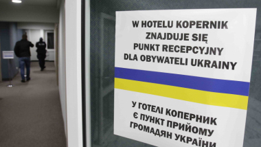 Na zdjęciu: drzwi w hotelu Kopernik z informacją, że działa tam punkt recepcyjny w językach polskim i ukraińskim