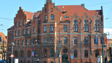 Na zdjęciu budynek Urzędu Miasta Torunia przy ul. Wały Generała Sikorskiego 8