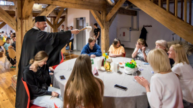 Na zdjęciu: prawosławny duchowny święci stoły i uczestnikow wielkanocnego śniadania