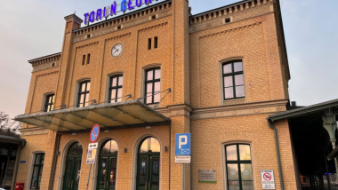 Na zdjęciu: budynek dworca Toruń Główny