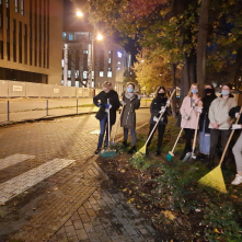 Na zdjęciu: nocne sprzątanie przy budowanym gmachu sądu