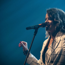 Na zdjęciu Ewa Żydołowicz śpiewa