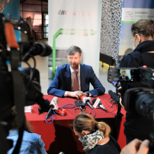 Na zdjęciu wiceprezes Zarządu Elektroenergetyka Polska Maciej Wojeński udziela odpowiedzi dziennikarzom