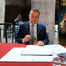 Na zdjęciu prezes Zarządu MZK Zbigniew Wyszogrodzki podpisuje umowę