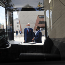 Na zdjęciu za szybą autobusową prezydent Michał Zaleski oraz prezes  Zbigniew Wyszogrodzki rozmawiają