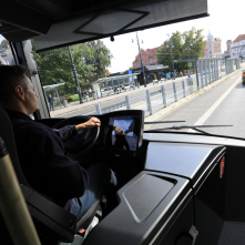 Na zdjęciu kierowca prowadzi autobus elektryczny 