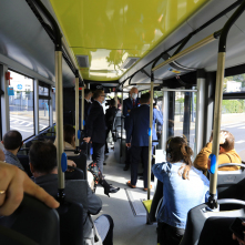 Na zdjęciu uczestnicy wydarzenia we wnętrzu autobusu elektrycznego na przejażdżce demonstracyjnej