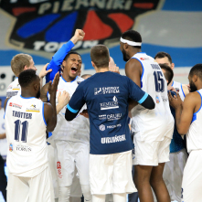 Na zdjęciu: koszykarze Polskiego Cukru Toruń cieszą się ze zwycięstwa