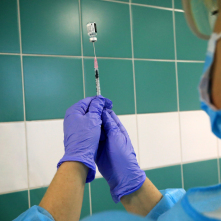 Pielęgniarka przygotowuje szczepionkę w strzykawce