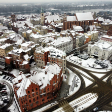 Widok na zimowy Toruń z lotu ptaka od strony placu Teatralnego