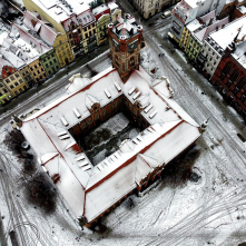 Widok na zimowy Ratusz Staromiejski w Toruniu z lotu ptaka