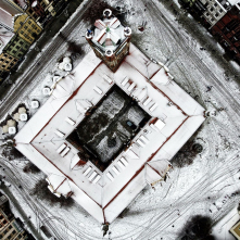 Widok na zimowy Ratusz Staromiejski w Toruniu z lotu ptaka