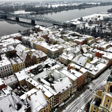 Widok na zimowy Toruń z lotu ptaka - widok w stronę mostu Piłsudskiego