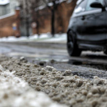 Zwały mokrego śniegu i auto na Bulwarze Filadelfijskim w Toruniu, fot. Sławomir Kowalski