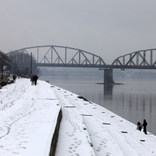 Śnieg na Bulwarze Filadelfijskim w Toruniu, widok na most kolejowy, ot. Sławomir Kowalski