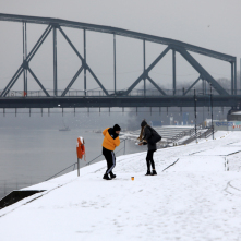 Śnieg na Bulwarze Filadelfijskim w Toruniu, widok na ludzi i most Piłsudskiego, ot. Sławomir Kowalski