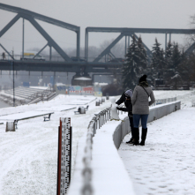Śnieg na Bulwarze Filadelfijskim w Toruniu, widok na ludzi i most Piłsudskiego, fot. Sławomir Kowalski