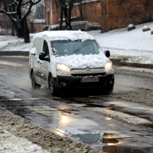 Śnieg na Bulwarze Filadelfijskim w Toruniu, jadący samochód, fot. Sławomir Kowalski