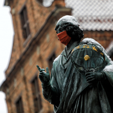 Ośnieżony Mikołaj Kopernik w czerwonej maseczce, fot. Sławomir Kowalski 