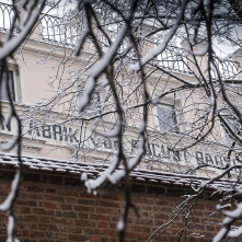 Ulica Bankowa w Toruniu w śnieżnej scenerii, fot. Wojtek Szabelski