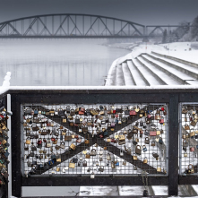 Zimowy widok na most Piłsudskiego z punktu przy ul. Mostowej