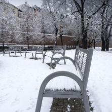 ławka na Bulwarze Filadelfijskim w Toruniu w śnieżnej scenerii, fot. Wojtek Szabelski