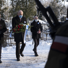 radny Wojciech Klabun, prezydent Michał Zaleski i radny Jacek Krzyżaniak składają kwiaty