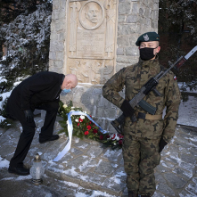 prezydent składa wiązankę przy pomniku Stefana Łaszewskiego
