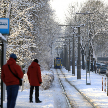 Przystanek tramwajowy na Bydgoskim Przedmieściu w zimie