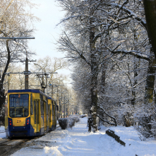 Tramwaj jadący przez Bydgoskie Przedmieście zimą